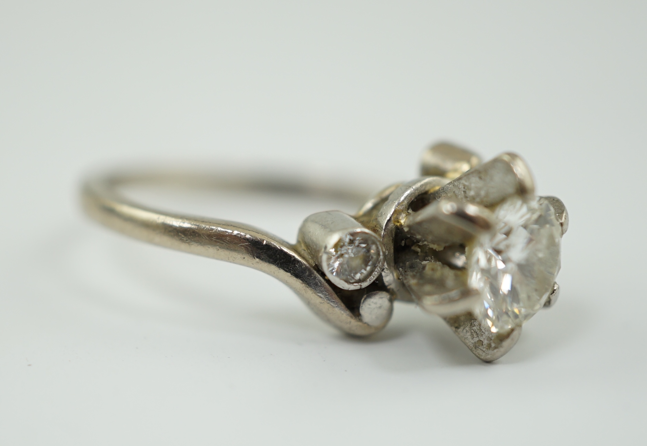 An 18ct white gold, platinum and single stone diamond set ring, with two stone diamond set shoulders